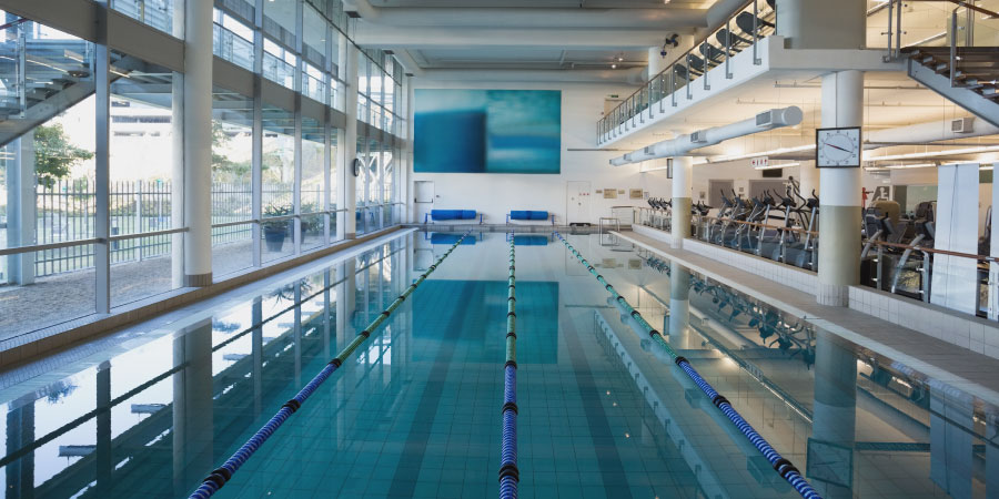 Piscina en la que consta un sistema de recuperación de calor en centros deportivos