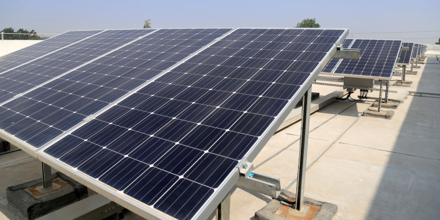 Terrado que muestra sistema de placas solares mejorando la sostenibilidad con energía fotovoltaica
