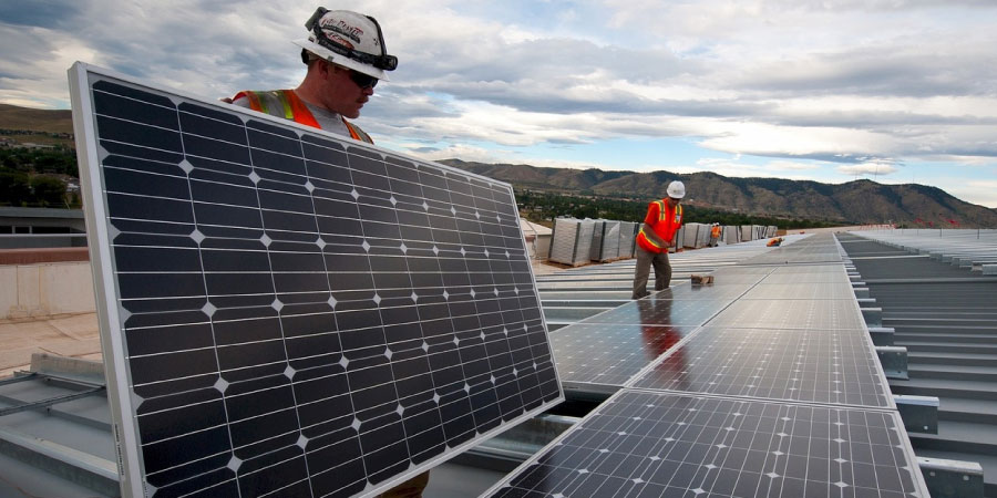 Trabajadores instalando o panales fotovoltaicos en empresa para monetizar los Certificados de Ahorro Energético